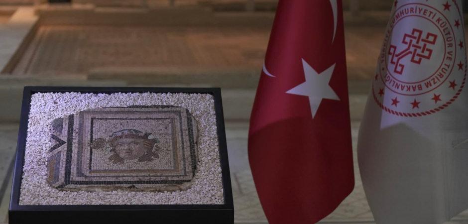 "Sadece mozaiği değil, zedelenen hafızayı da onarıyoruz!" Zeugma'nın 13. paneli evinde