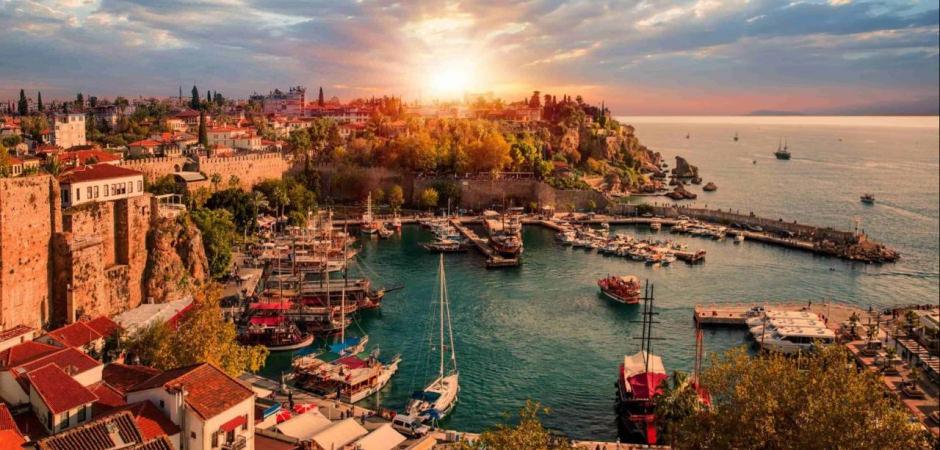 Y&uuml;zde 50 indirim bile işe yaramadı: Antalya'da oteller bomboş kaldı!