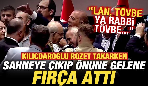 Kılı&ccedil;daroğlu rozet takarken sahneye &ccedil;ıkıp &ouml;n&uuml;ne gelene fır&ccedil;a attı: Lan, t&ouml;vbe Ya Rabbi...