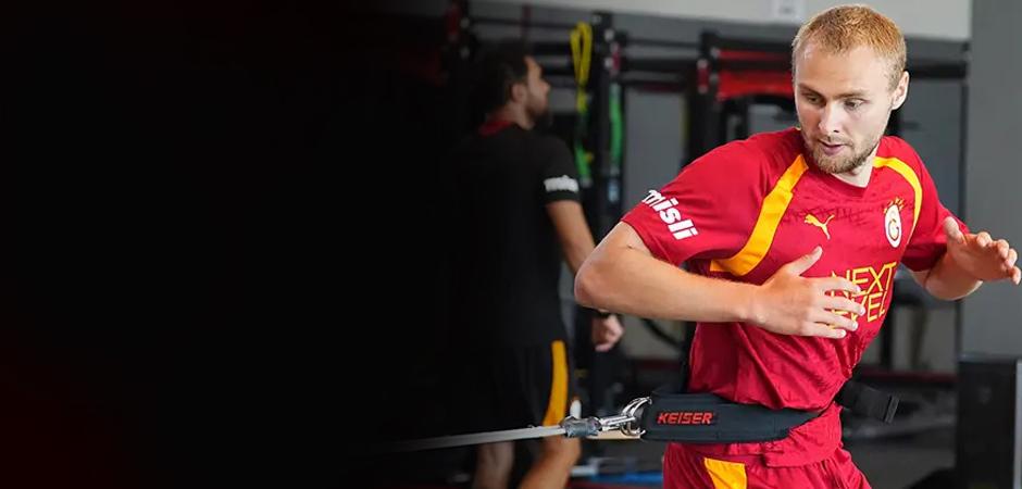 Galatasaraylı yıldız gitmek i&ccedil;in bonservisini istedi: Okan Buruk k&uuml;plere bindi