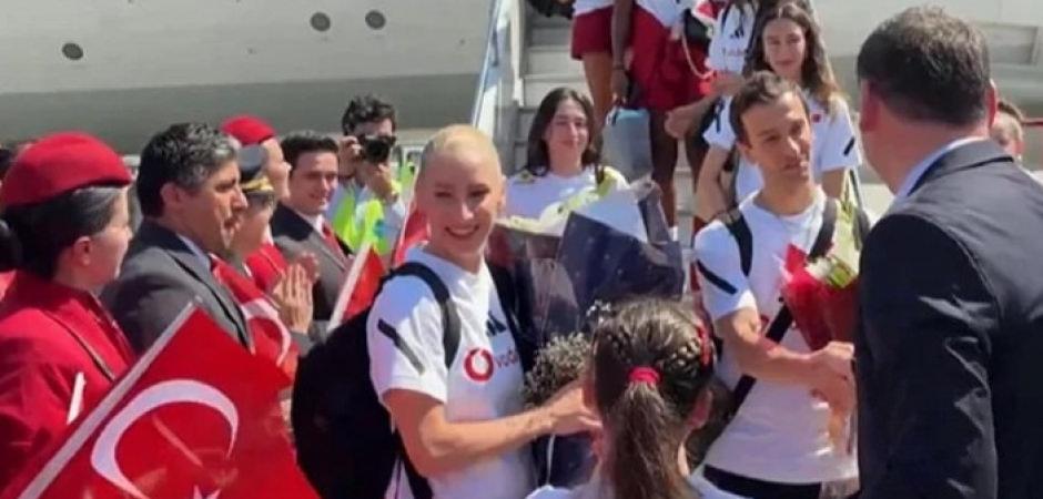 Milletler Ligi şampiyonu olan Filenin Sultanları, yurda d&ouml;nd&uuml;! Coşkuyla karşılandılar