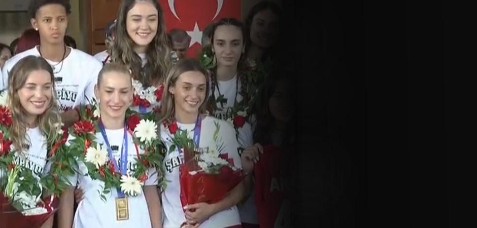 Şampiyon yurda d&ouml;nd&uuml;! İstanbul'da coşkuyla karşılandılar