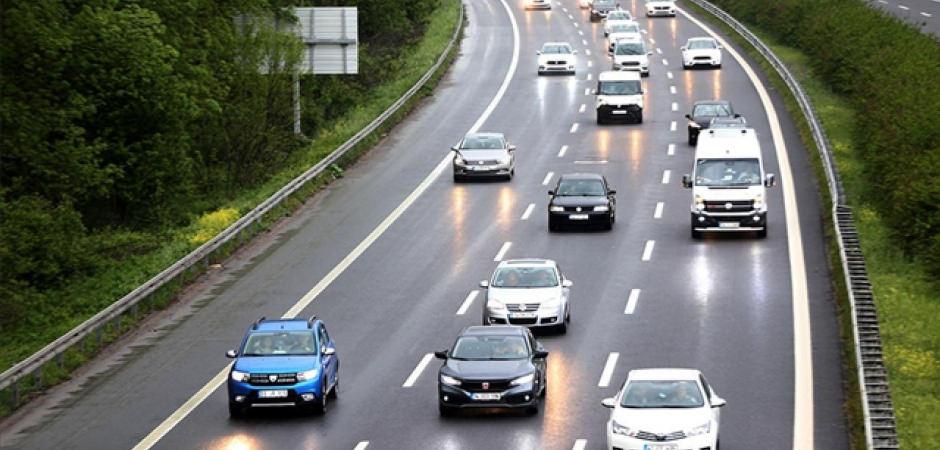 Milyonlarca s&uuml;r&uuml;c&uuml;y&uuml; ilgilendiriyor! Trafik kazalarında yeni tartışma: Zorunlu değil