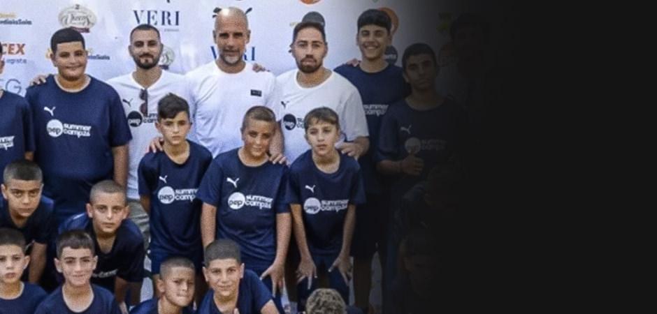 Saha dışında da şampiyon! Guardiola kapılarını Filistinli &ccedil;ocuklara a&ccedil;tı