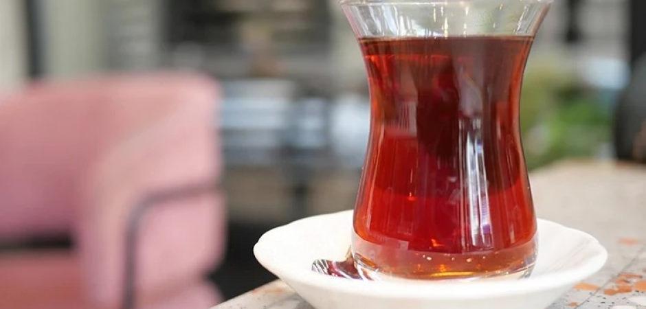 10 yıllık &ccedil;alışan, &ccedil;ay bardağını masaya sert koyunca kovuldu