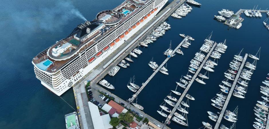 Dev kruvaziyer MSC Divina 4 bin 140 turistle Marmaris'e demirledi