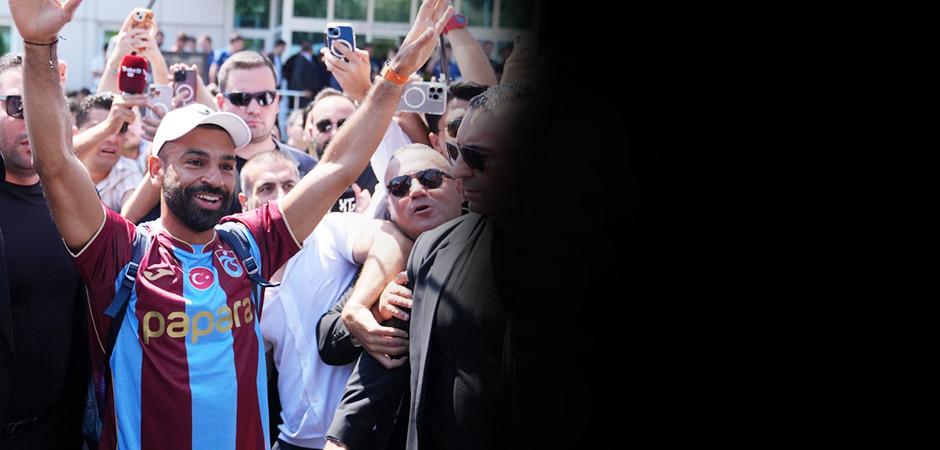 Mohamed Salah, Trabzonspor i&ccedil;in İstanbul'a geldi! Taraftar coşkuyla karşıladı