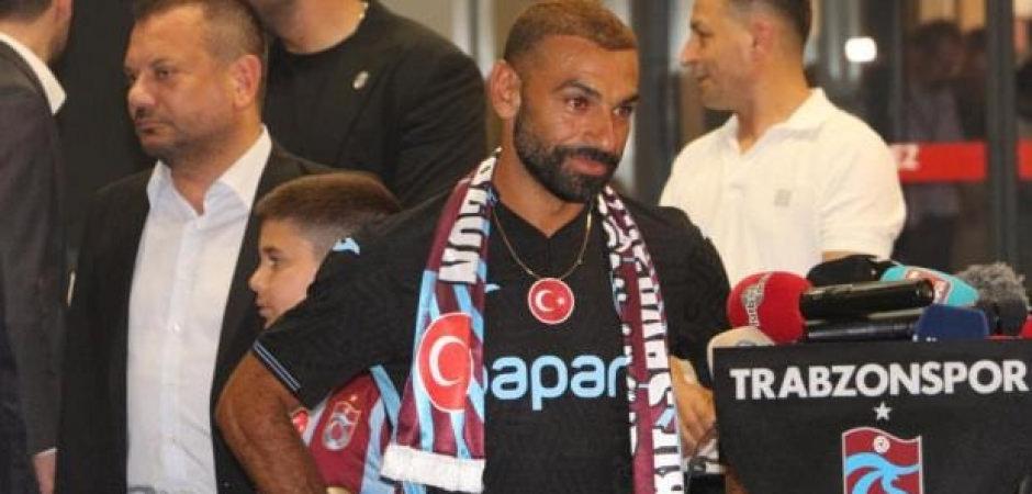 Mohamed Salah'ı taşıyan u&ccedil;ak Trabzon'a geldi! Binlerce taraftar karşıladı