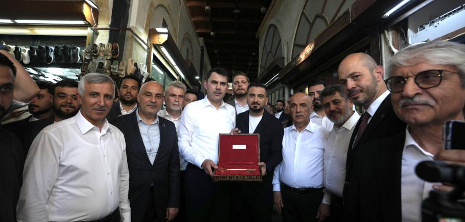&Ouml;mr&uuml;m&uuml;n sonuna kadar saklayacağım: Murat Kurum'a Kahramanmaraş'ta duygulandıran hediye
