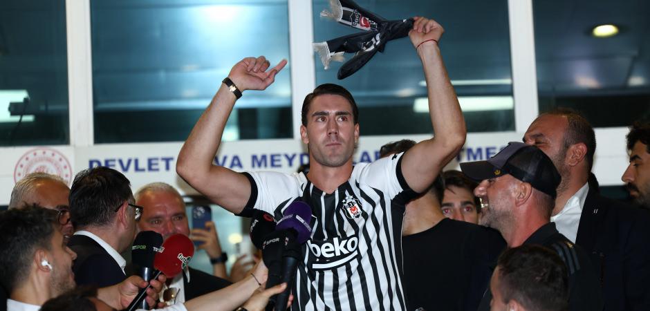 Beşiktaş'ın yeni golc&uuml;s&uuml; Vlahovic, İstanbul'da! İlk a&ccedil;ıklamasını T&uuml;rk&ccedil;e yaptı