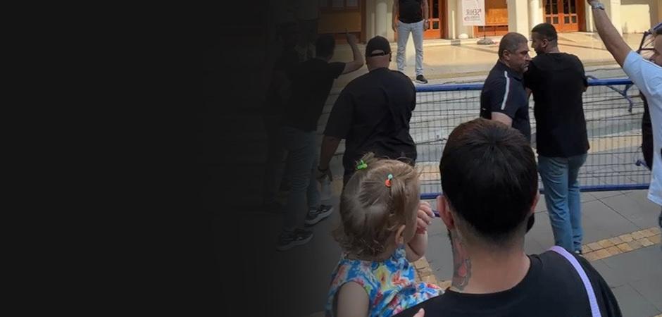 Taraftarlar ayaklandı! Bariyerleri yıkıp belediye binasına y&uuml;r&uuml;d&uuml;ler