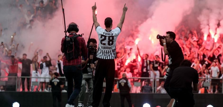 Vlahovic binlerce taraftarın &ouml;n&uuml;nde imzayı attı