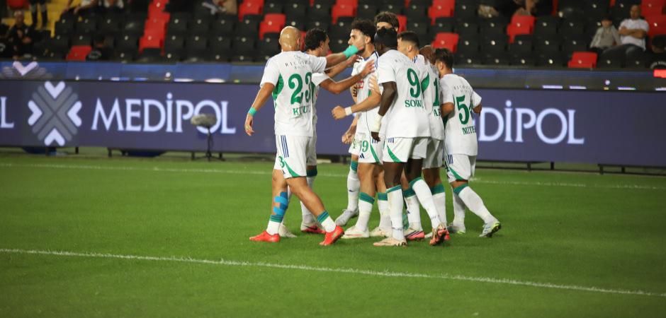 Gaziantep'te &Ccedil;aykur Rizespor r&uuml;zgarı! Fişi ilk yarıda &ccedil;ektiler