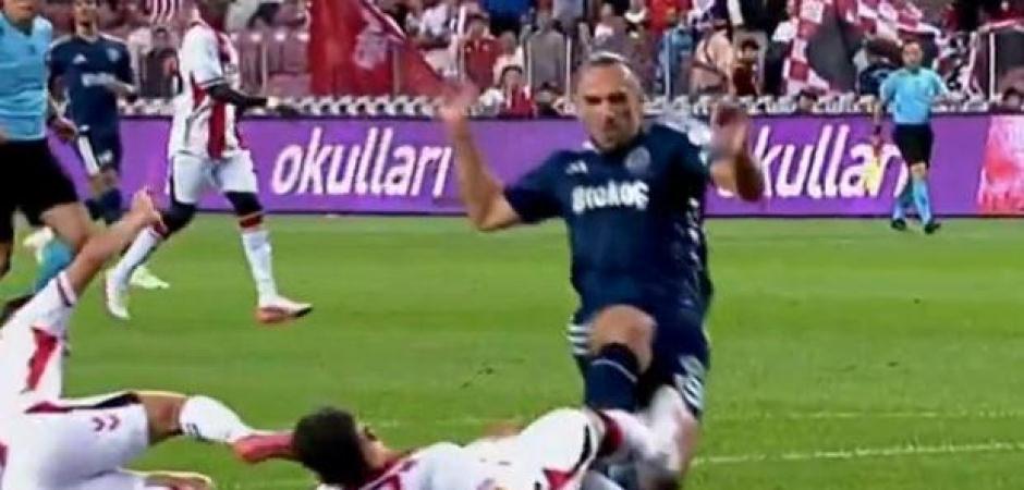 Samsun'da skandal pozisyonlar! 2 takım da isyan etti: Eski hakemler a&ccedil;ıkladı