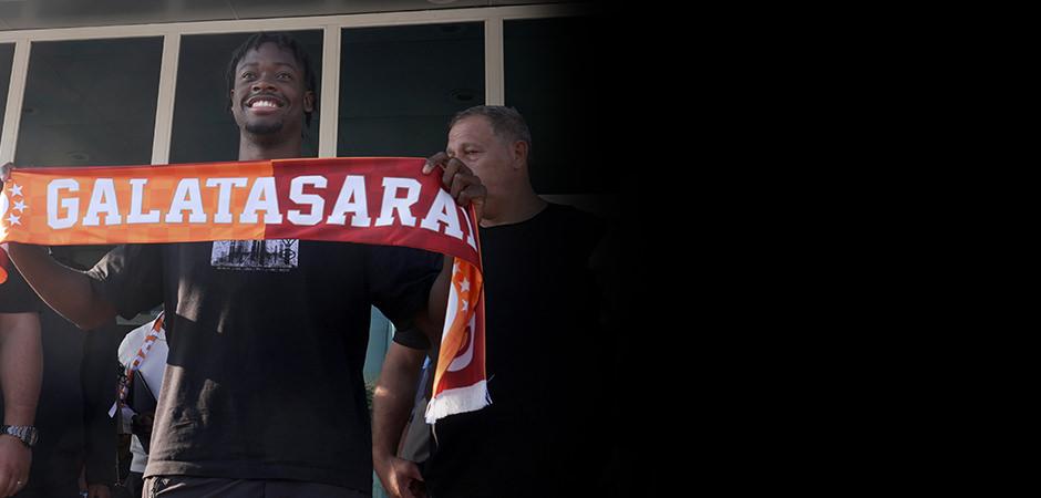 Galatasaray yeni transferini a&ccedil;ıkladı! El Chadaille Bitshiabu İstanbul'a geldi