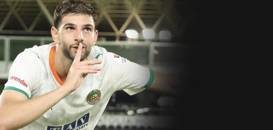 S&uuml;per Lig devleri peşindeydi! Beşiktaş 22'lik T&uuml;rk stoperi bitirdi