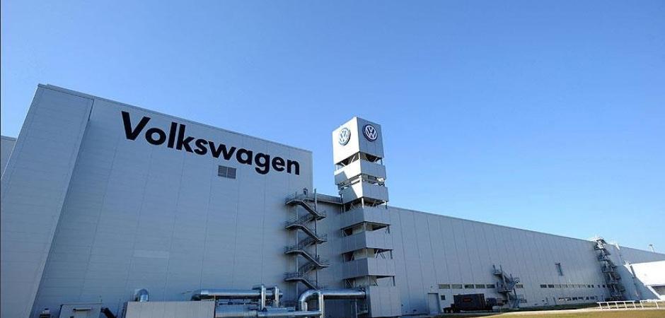 Volkswagen'de kriz b&uuml;y&uuml;yor! 4 fabrika kapanabilir: 50 bin kişi işini kaybedecek