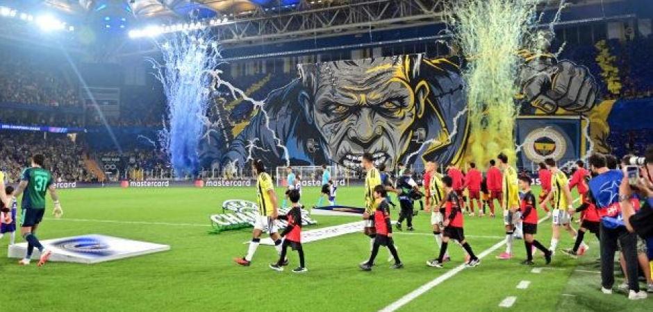 Fenerbah&ccedil;e taraftarından Şampiyonlar Ligi'nde koreografi! 'Ava geri d&ouml;nd&uuml;'