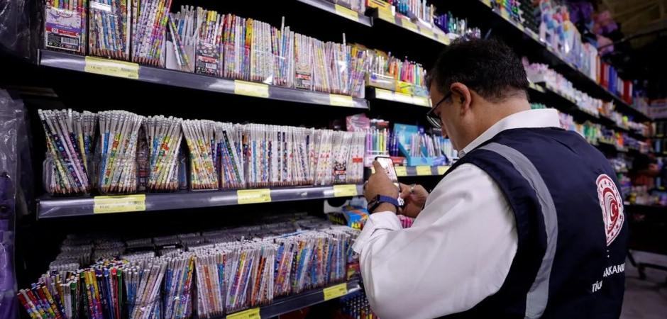 İstanbul'da okul &ouml;ncesi kırtasiye denetimi! 1 milyon lira ceza