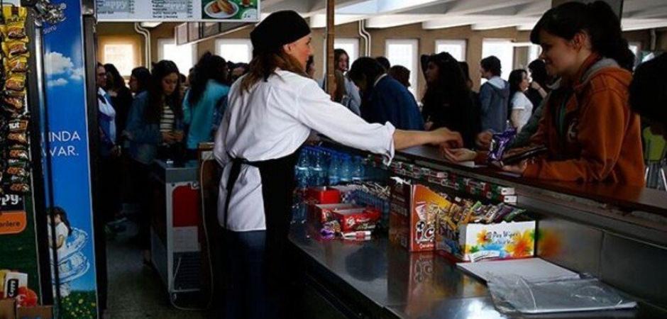 Okul kantinlerinde yasak resmileşti: 3 Bakanlık kararıyla t&uuml;m&uuml;yle kaldırıldı!