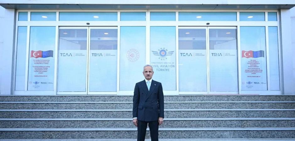 Bakan Uraloğlu, havacılıkta s&uuml;rd&uuml;r&uuml;lebilir yakıt hedeflerini a&ccedil;ıkladı