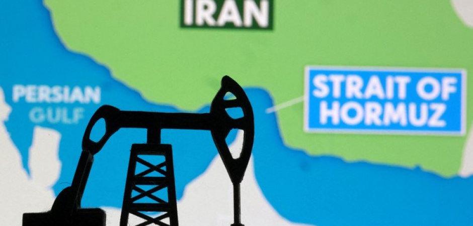 H&uuml;rm&uuml;z Boğazı'nda gemi vuruldu: Petrol kritik sınırı aştı!