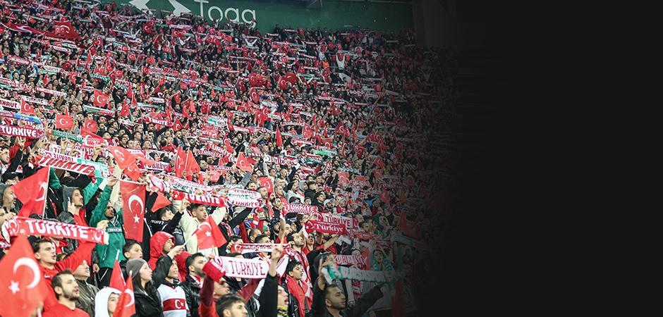 Milli ma&ccedil;ta istifa tezah&uuml;ratları! TFF Başkanı Hacıosmanoğlu stadyumdan ayrıldı