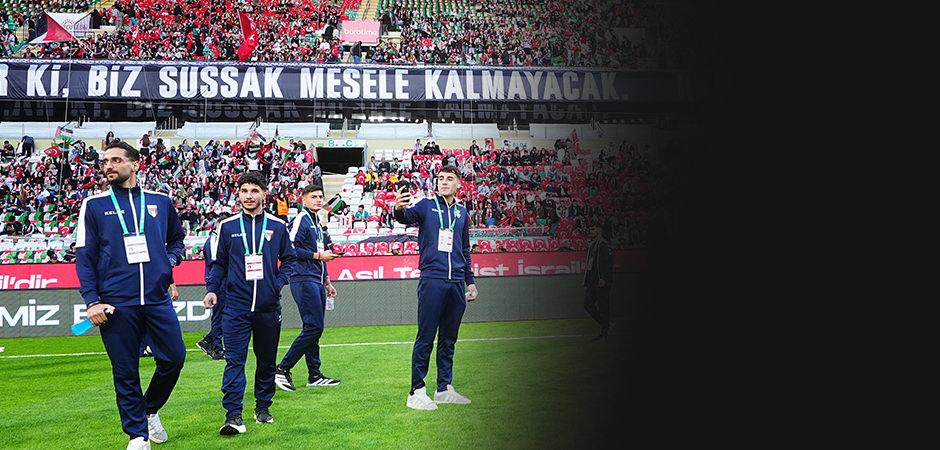 Konya'da muhteşem atmosfer! Filistinli futbolcular meşaleyle karşılandı