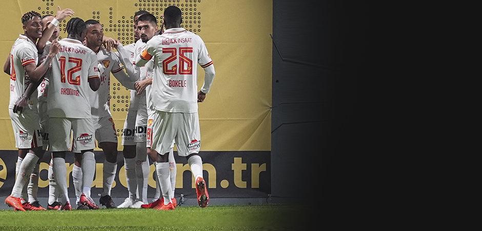 Kırmızı kart, penaltı, hat-trick! G&ouml;ztepe gol olup yağdı