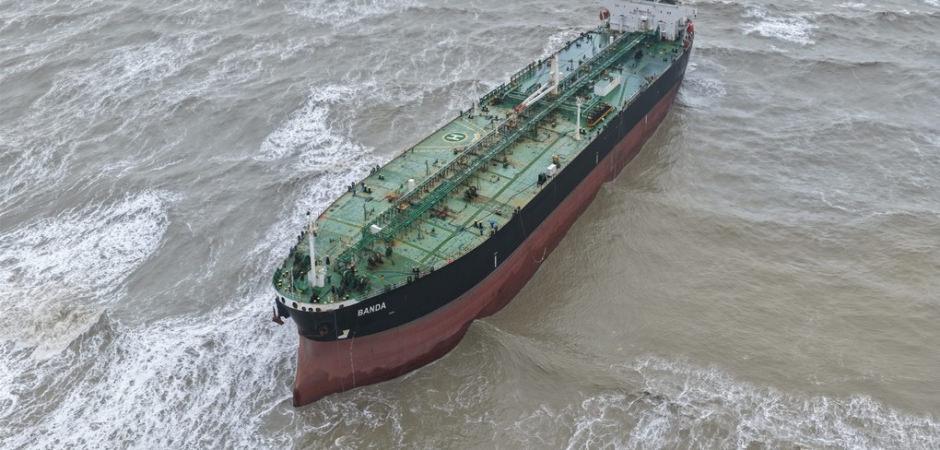 Sarıyer'de s&uuml;r&uuml;klenen tanker kurtarıldı
