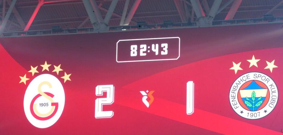 Fenerbah&ccedil;e derbisindeki g&ouml;nderme Galatasaray'a pahalıya patladı!