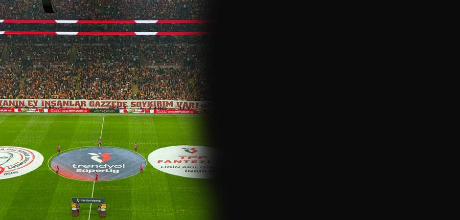 Galatasaray taraftarından derbiye damga vuran Filistin pankartları!