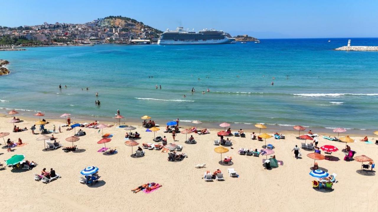 Kuşadası plajlarında ücretsiz şezlong ve şemsiye hizmeti başladı ...