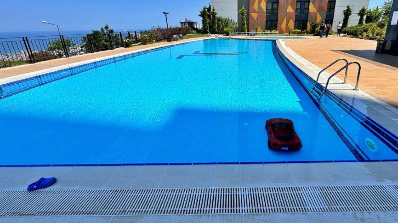 Feci olay: 4 yandaki ocuk akl arabasyla havuza dt - Haber 7 GNCEL