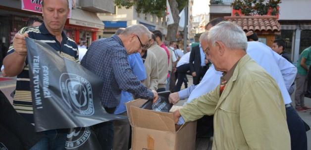 Giresun haberleri Görele'de vatandaşlara et ve deri poşeti dağıtıldı
