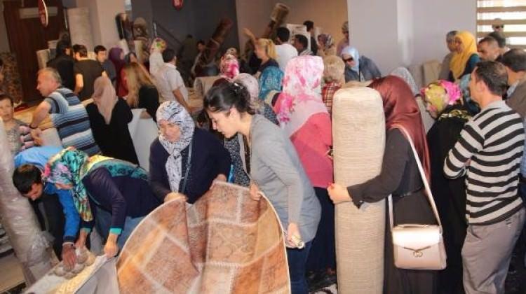 Bedava halı veren mağazada izdiham GÜNCEL Haberleri