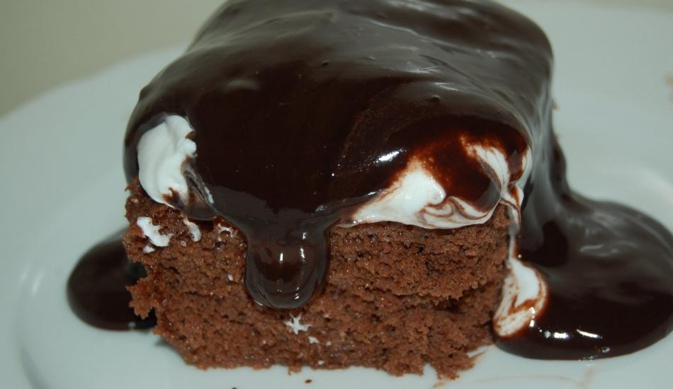 En kolay ağlayan kek nasıl yapılır? Enfes çikolata soslu ağlayan kek