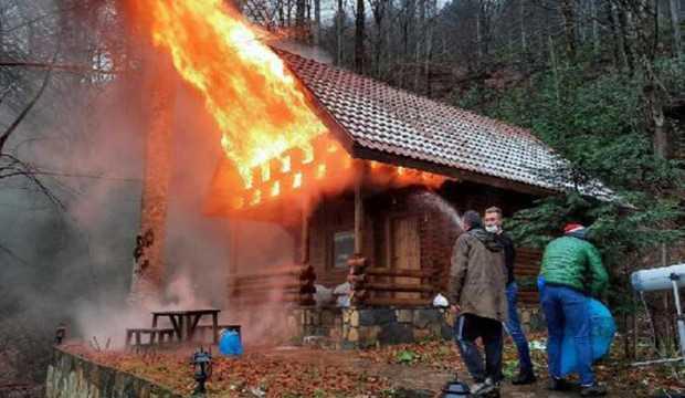Bungalov ev alev alev yandı GÜNCEL Haberleri