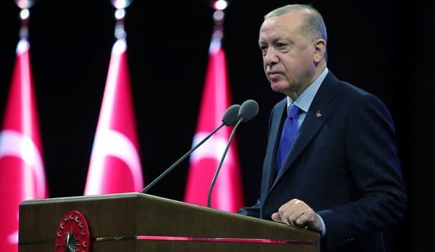 Erdoğan, şehit olan Korgeneral Erbaş'ın oğluna ...