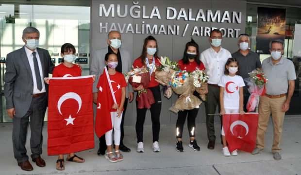 Dünya şampiyonu güreşçi İlyasoğlu, Muğla'da çiçeklerle karşılandı - Vimarsana News