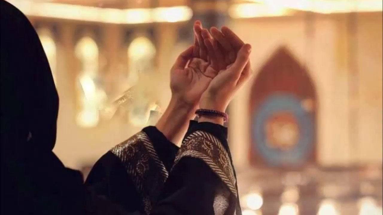 Руки во время молитвы. Мусульманка молится. Мусульманин молится.