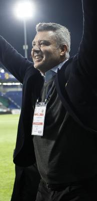 Maç biter bitmez polislerin yanına gitti: Geceye damga vuran anlar