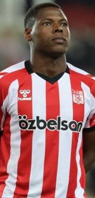 Efsane takımda ilginç olay! Futbolcu resmen kaçtı...