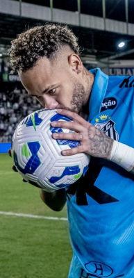 Neymar hat-trick yaptığı maçta Santos'u ipten aldı