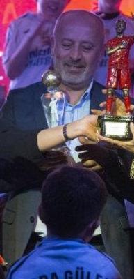 Arda G&uuml;ler'e yılın sporcusu &ouml;d&uuml;l&uuml; verildi