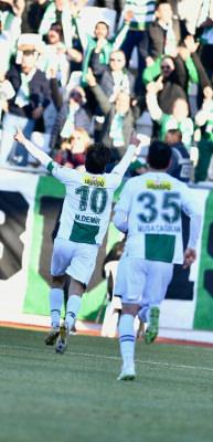 S&uuml;per Lig'in efsanesi 2. Lig'de liderliği aldı