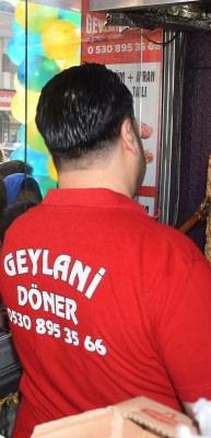 Sadettin Saran'ın 's&ouml;z&uuml;n&uuml; tut' dediği esnaf 300 kilo tavuk d&ouml;ner dağıttı