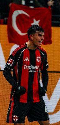 Dortmund'u ellerinden ka&ccedil;ırdılar! 6 goll&uuml; ma&ccedil;a milli yıldız damga vurdu