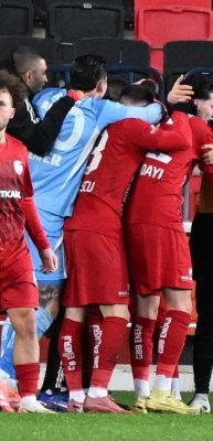 10 kişilik Gaziantep FK &uuml;&ccedil; puanı 87'de kurtardı