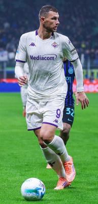 PSG'yi deviren Fransız ekibi 39 yaşındaki Edin Dzeko'ya talip oldu